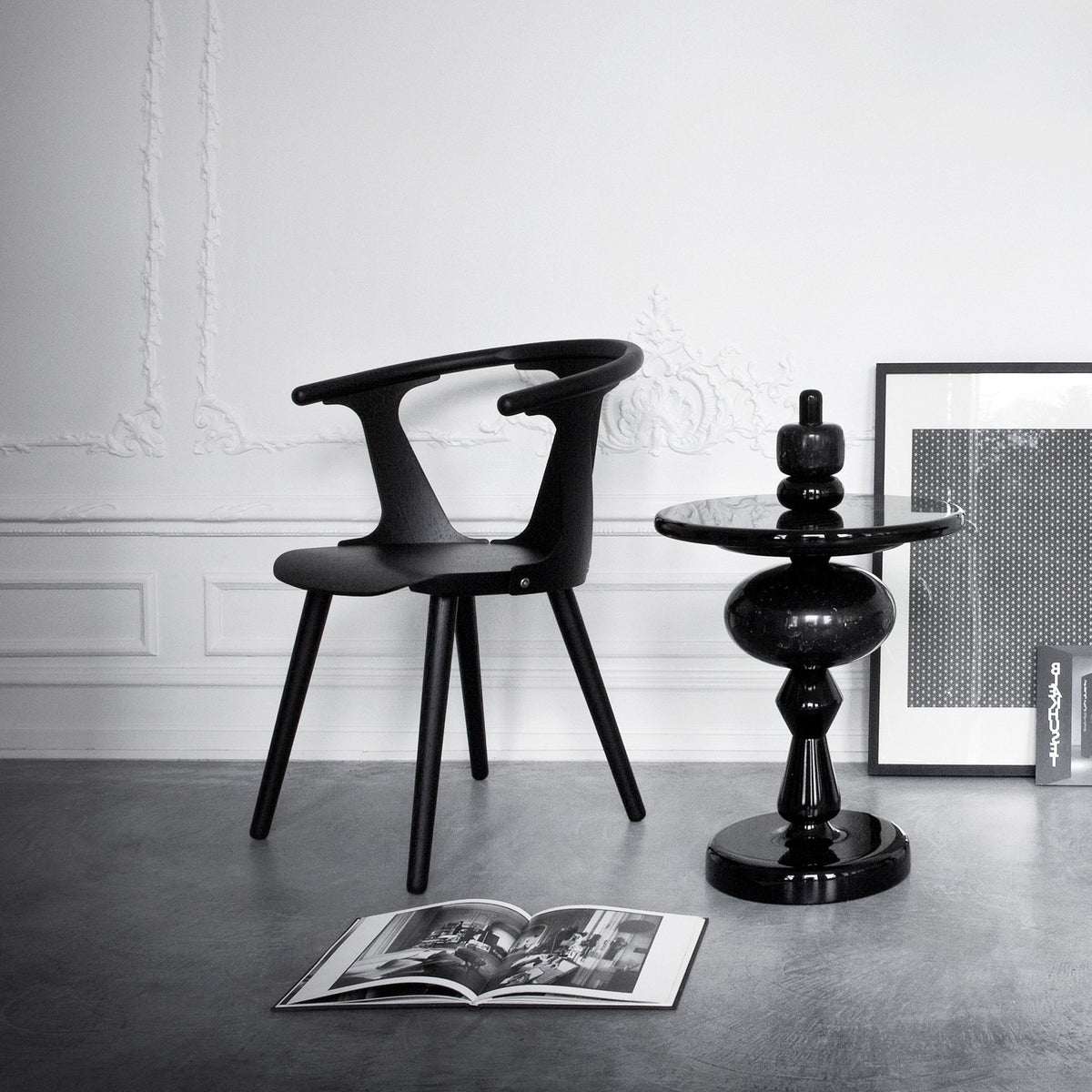 Chaise en chêne laqué noir SK1 In Between - &tradition - The Cool Republic
