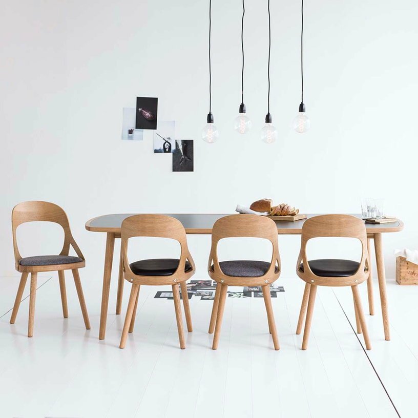 Chaise en chêne noir et coussin en cuir reconstitué noir Colibri - Hans k - The Cool Republic