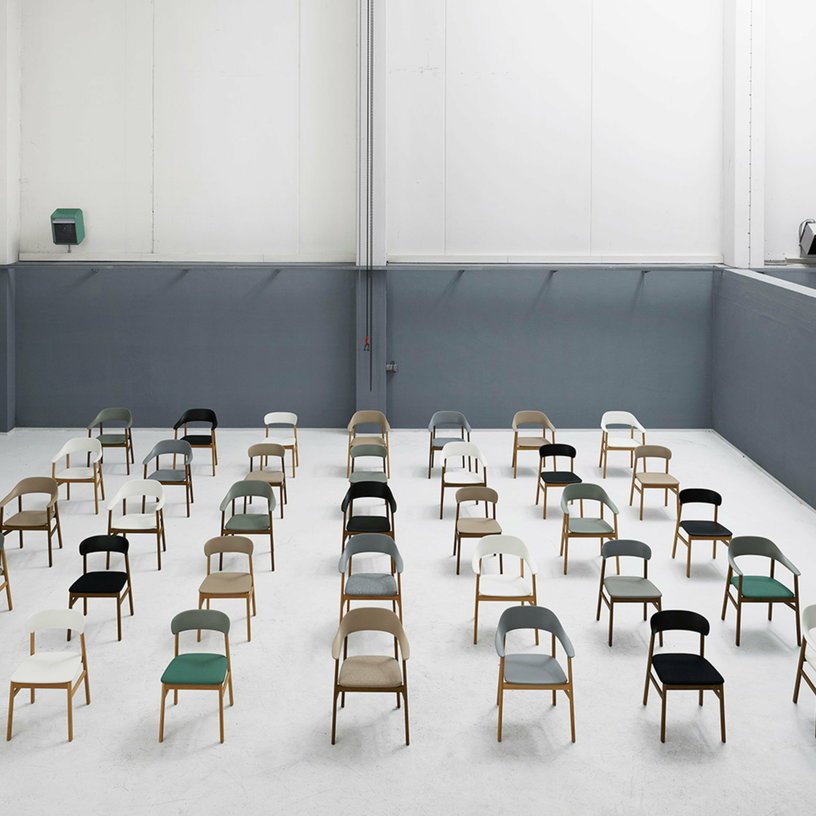 Chaise en chêne noir et polypropylène noir Herit noir - Normann Copenhagen - The Cool Republic