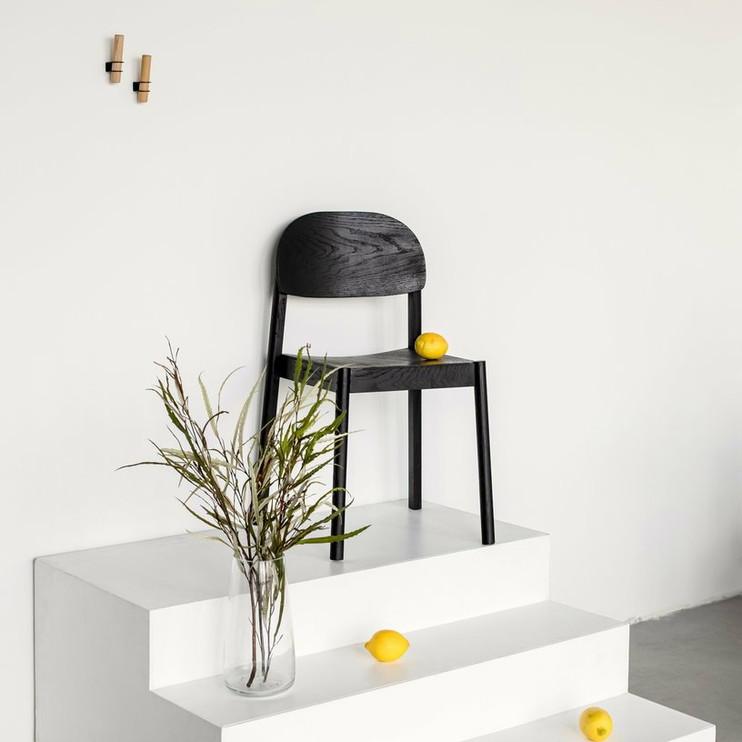 Chaise en chêne teinté noir et dossier oval Citizen - Emko - The Cool Republic