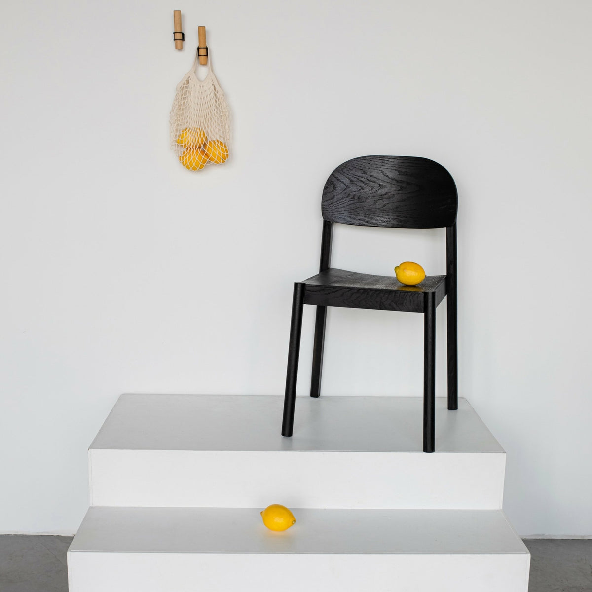 Chaise en chêne teinté noir et dossier oval Citizen - Emko - The Cool Republic