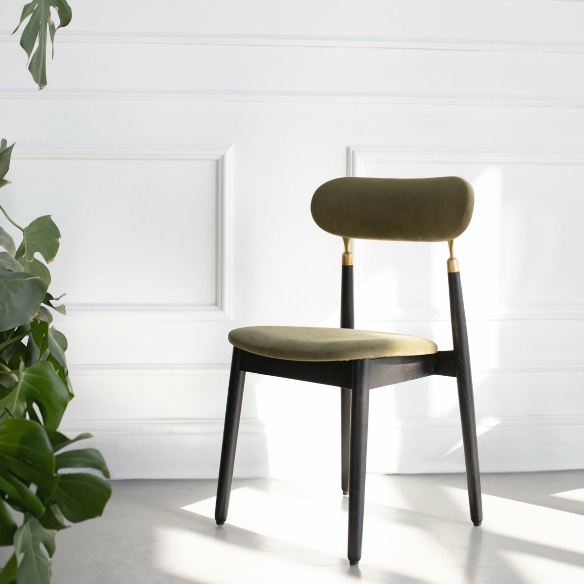 Chaise en chêne teinté noir et velours vert mousse 7.1 - Emko - The Cool Republic