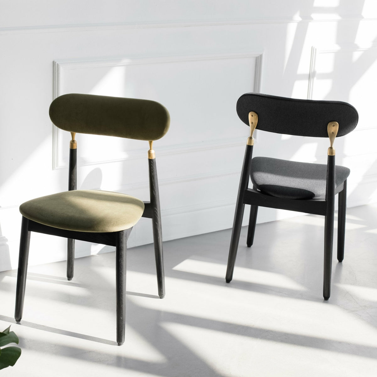 Chaise en chêne teinté noir et velours vert mousse 7.1 - Emko - The Cool Republic