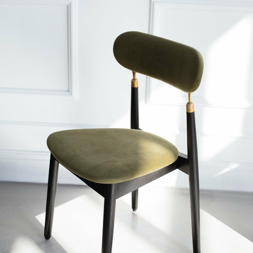 Chaise en chêne teinté noir et velours vert mousse 7.1 - Emko - The Cool Republic
