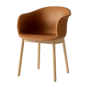 Chaise en cuir marron piétement en chêne JH31 - &tradition - The Cool Republic