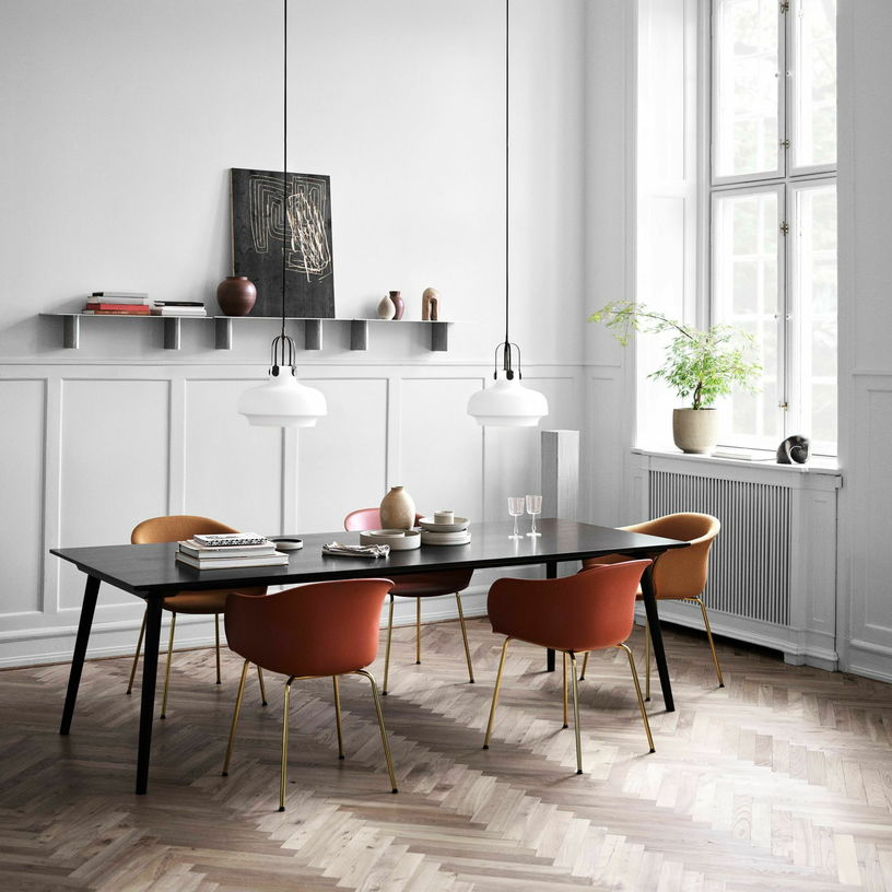 Chaise en cuir marron piétement noir JH29 - &tradition - The Cool Republic