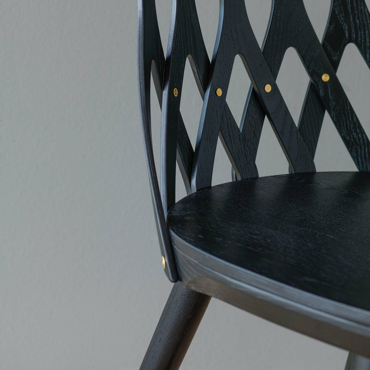 Chaise en frêne noir Y5 - Hans K - The Cool Republic