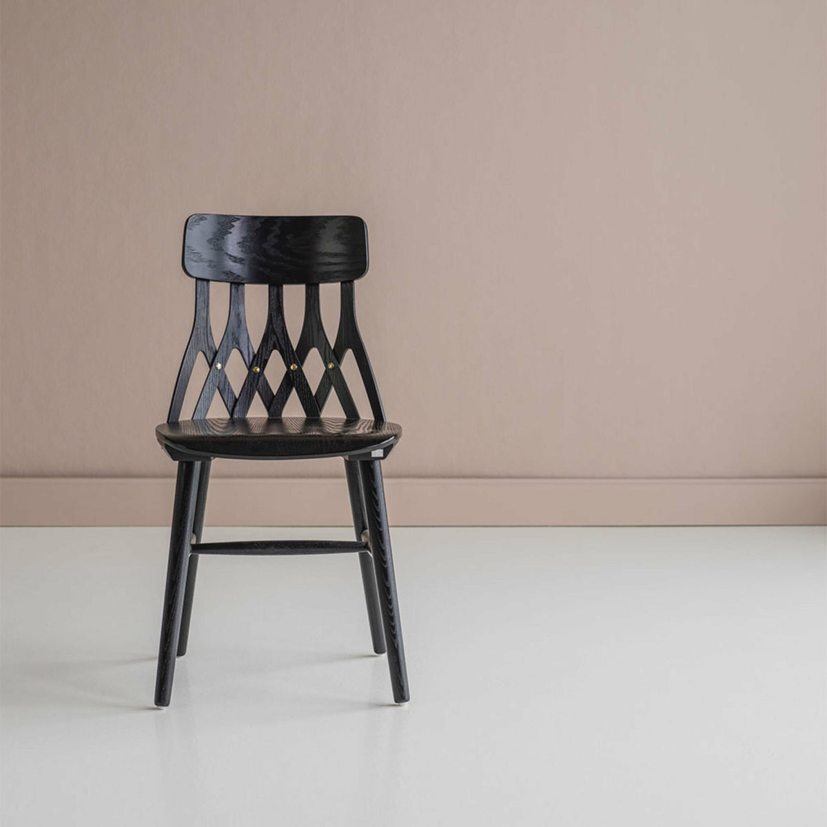 Chaise en frêne noir Y5 - Hans K - The Cool Republic