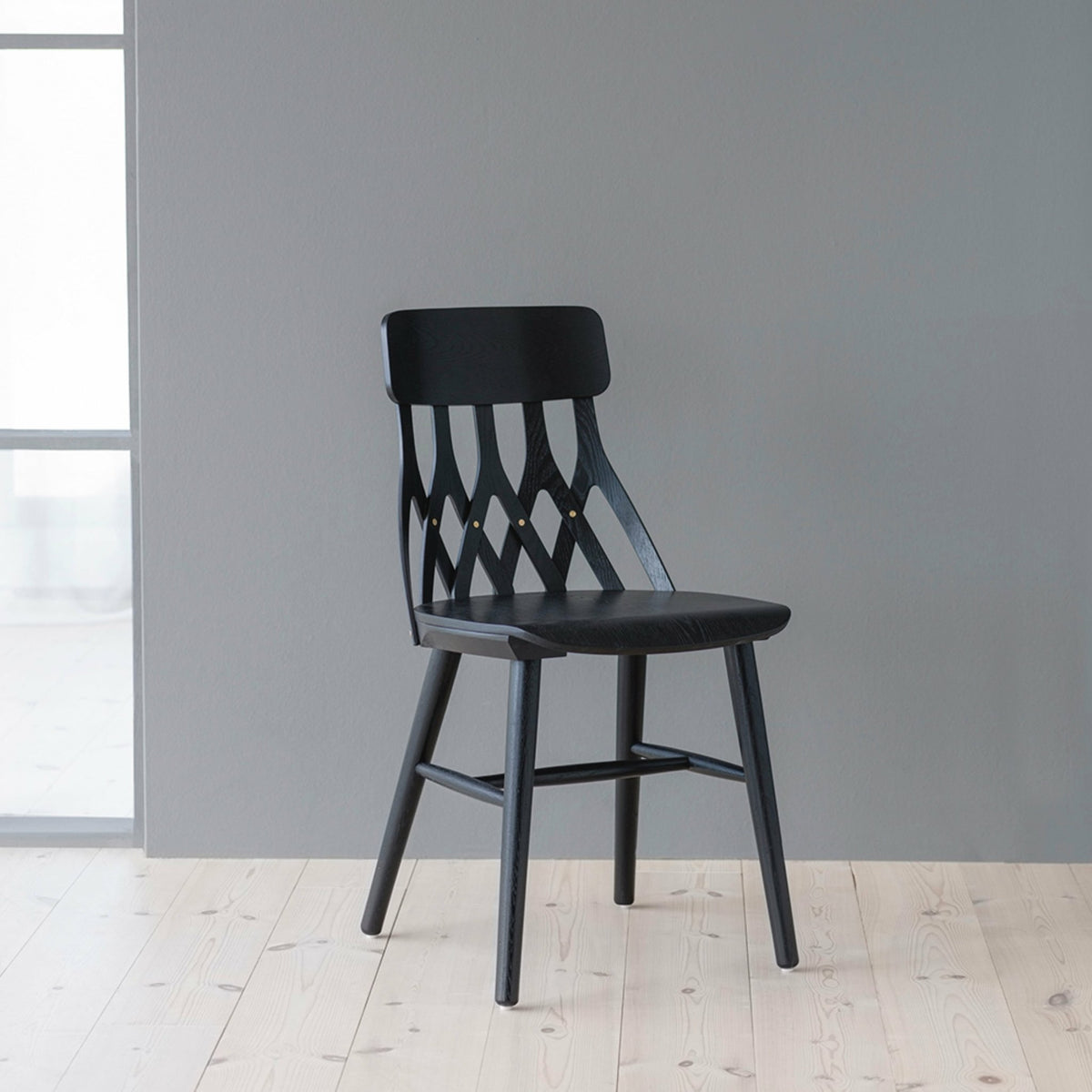Chaise en frêne noir Y5 - Hans K - The Cool Republic