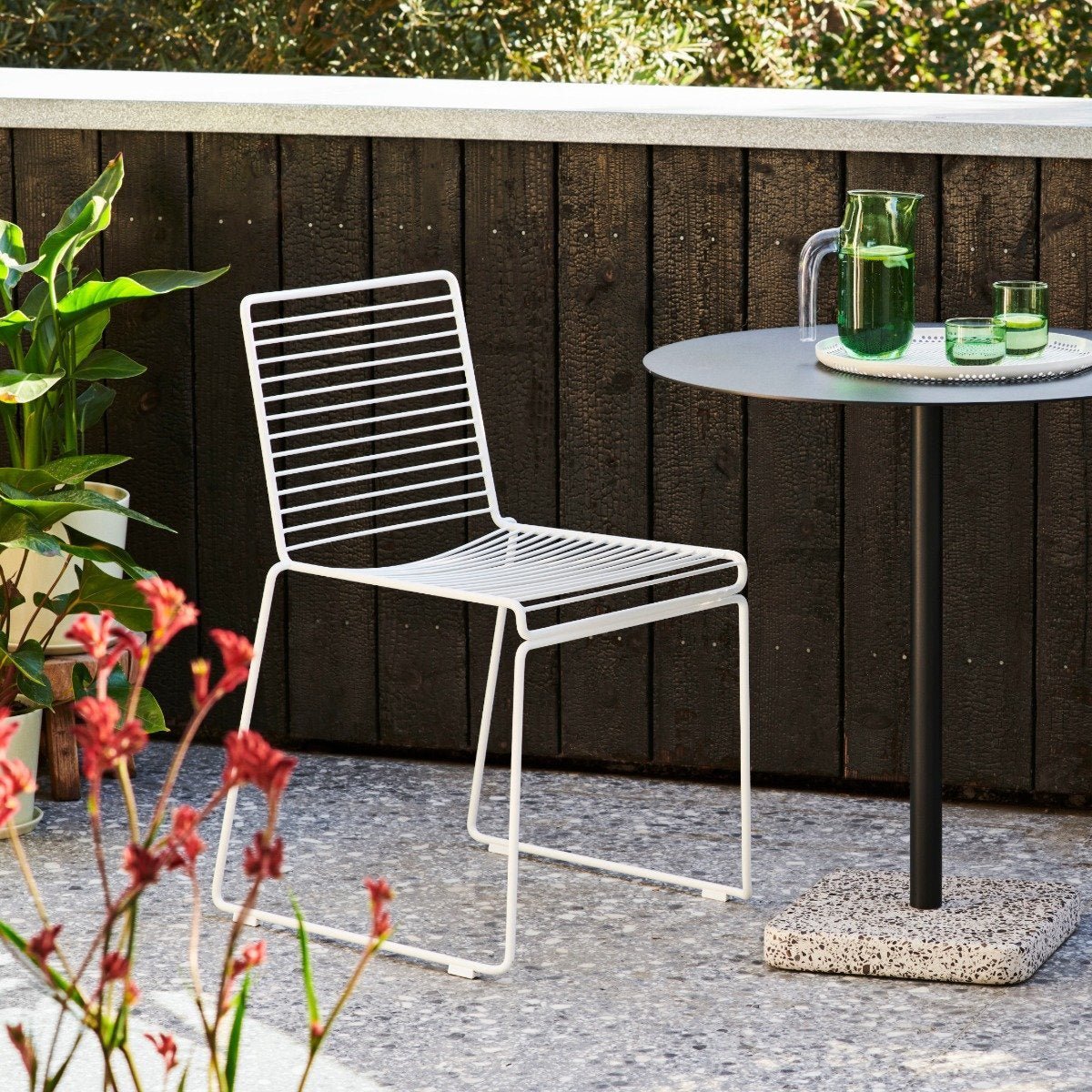 Chaise en métal blanc Hee - HAY - The Cool Republic