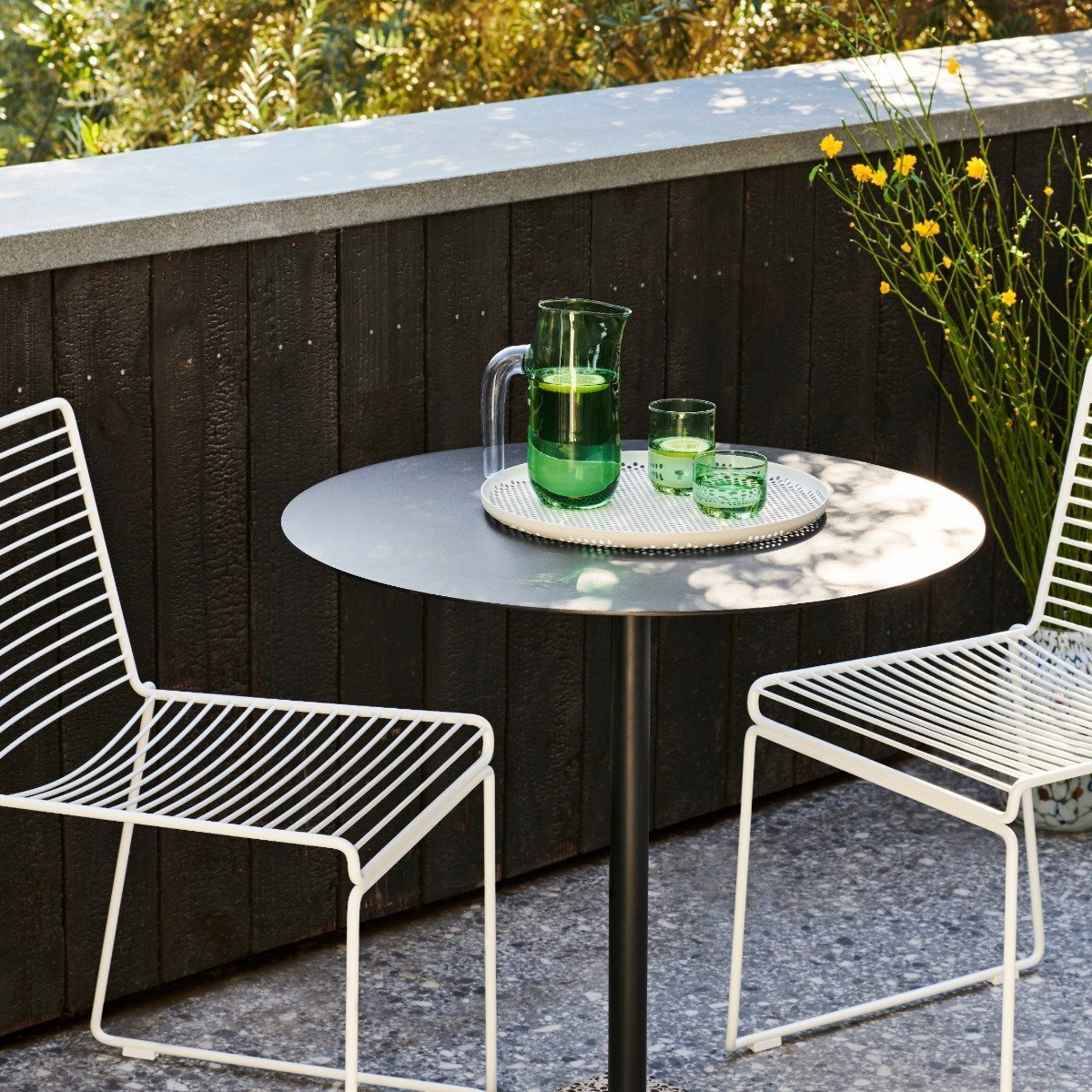 Chaise en métal blanc Hee - HAY - The Cool Republic