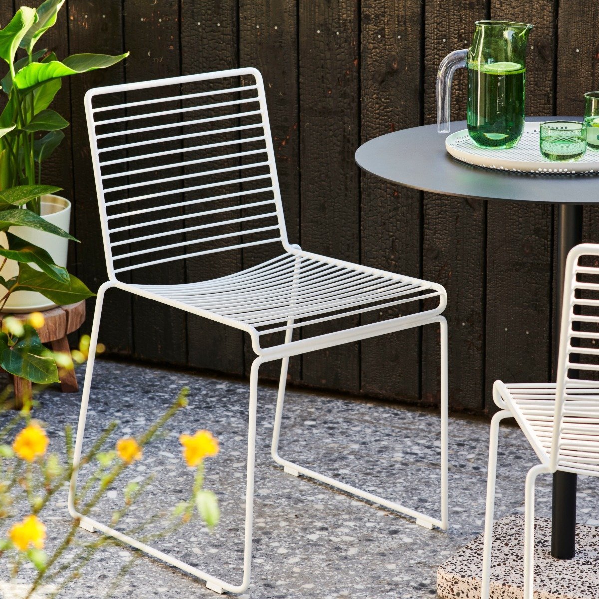 Chaise en métal blanc Hee - HAY - The Cool Republic