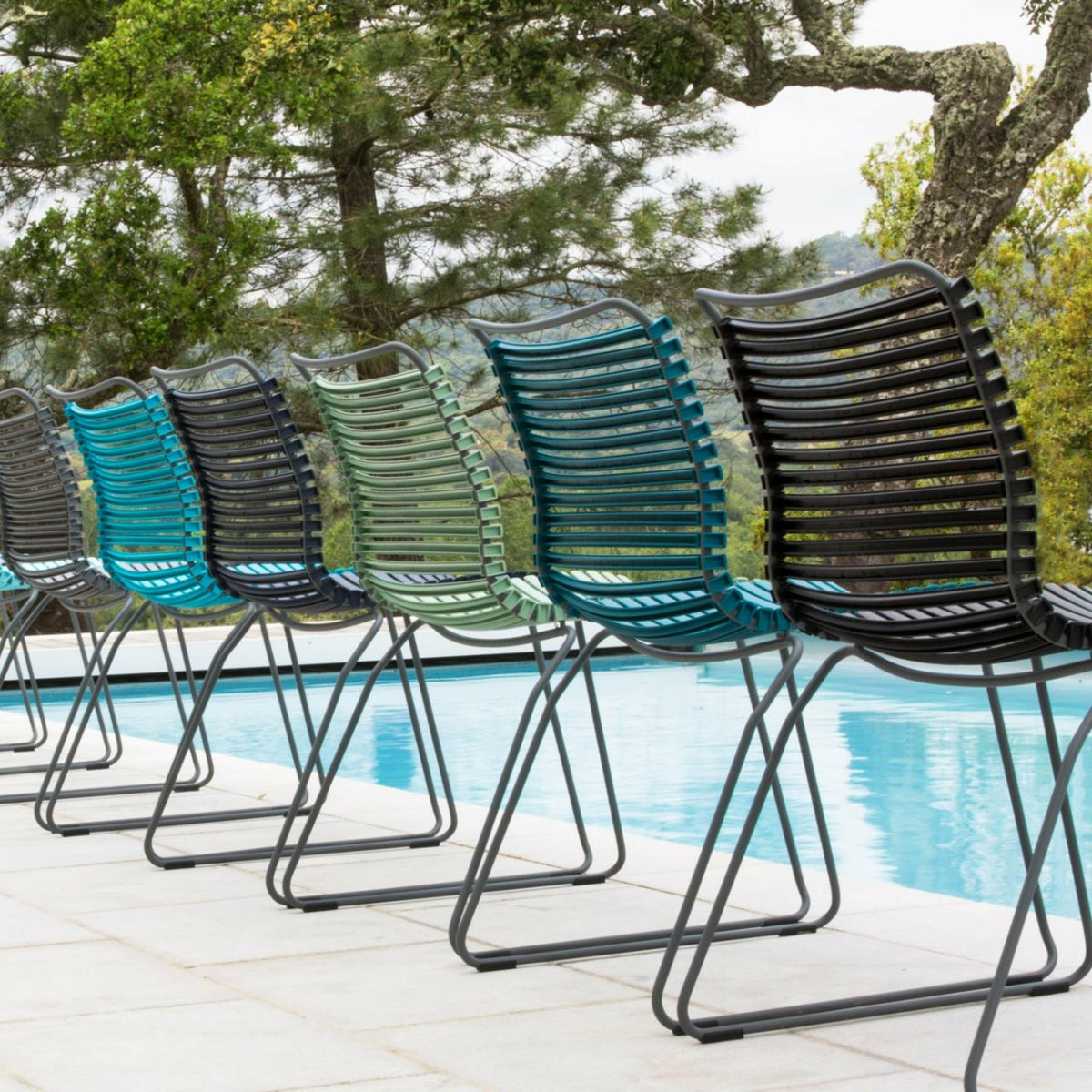 Chaise en métal et plastique bleu et vert multicolore CLICK - Houe - The Cool Republic