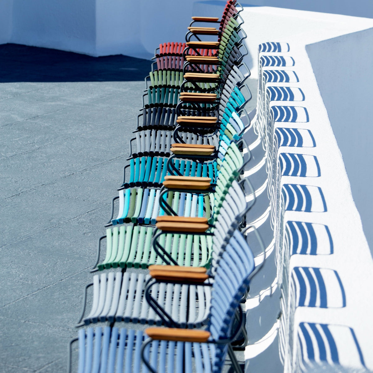 Chaise en métal et plastique multicolore combinaison 2 bleu et vert avec accoudoirs CLICK - Houe - The Cool Republic