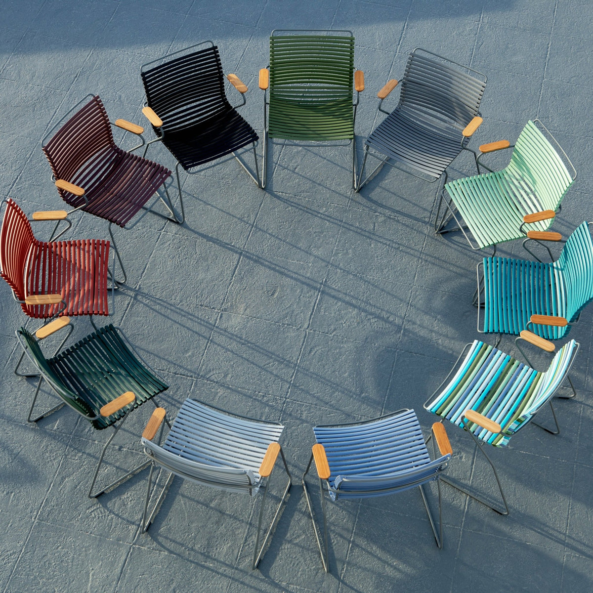 Chaise en métal et plastique multicolore combinaison 2 bleu et vert avec accoudoirs CLICK - Houe - The Cool Republic