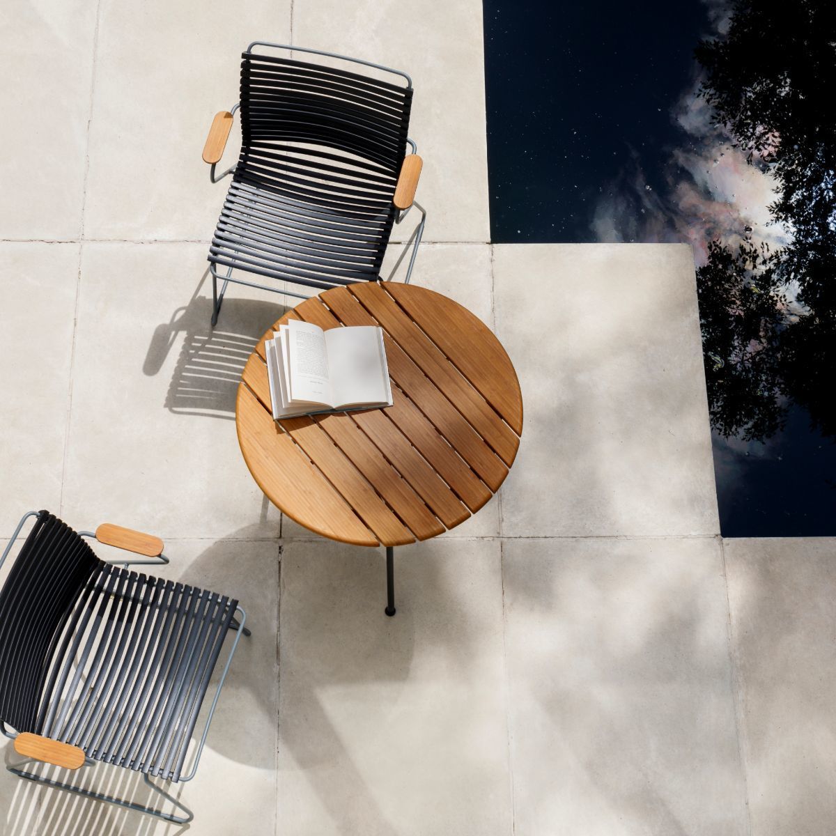 Chaise en métal et plastique noir avec accoudoirs CLICK - Houe - The Cool Republic