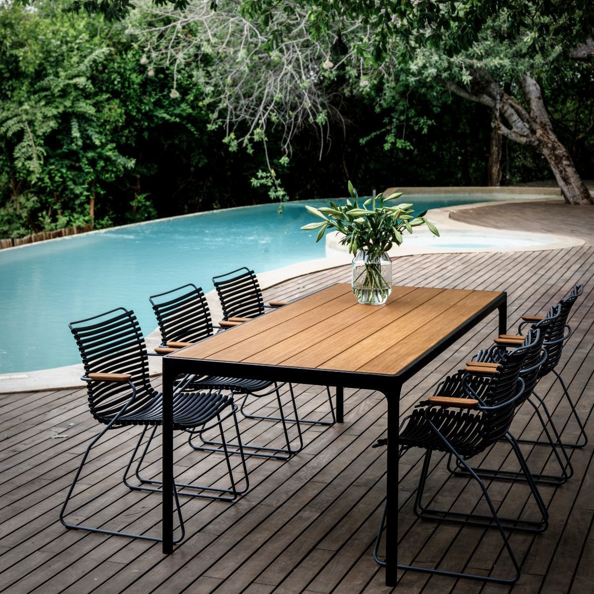 Chaise en métal et plastique noir avec accoudoirs CLICK - Houe - The Cool Republic
