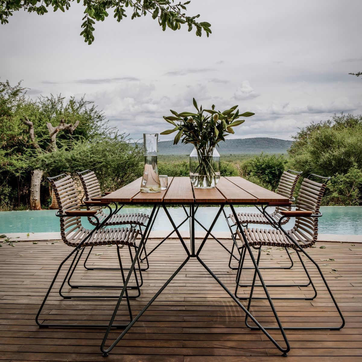 Chaise en métal et plastique vert avec grand dossier CLICK - Houe - The Cool Republic