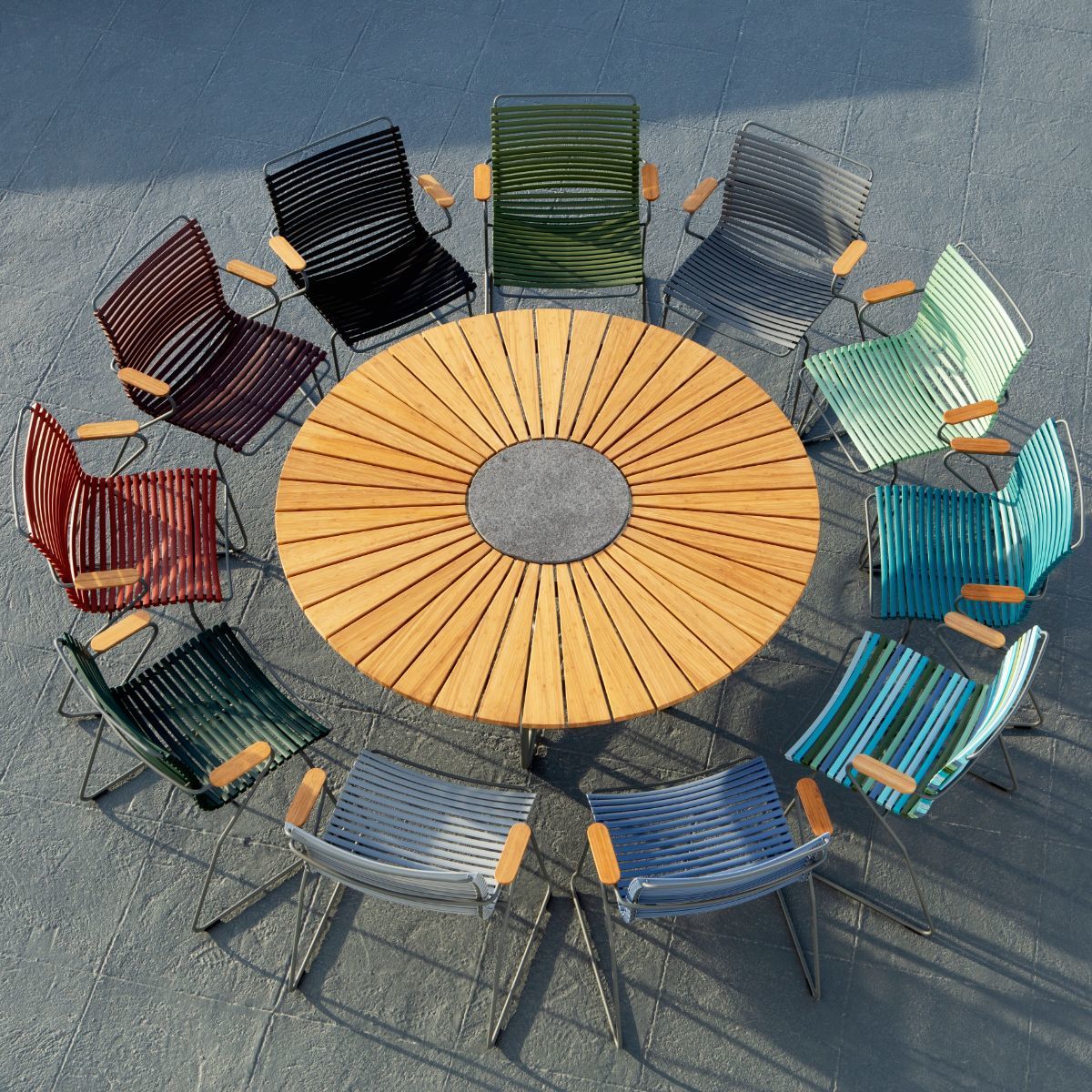 Chaise en métal et plastique vert avec grand dossier CLICK - Houe - The Cool Republic
