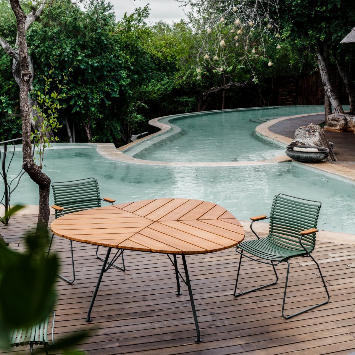 Chaise en métal et plastique vert olive avec accoudoirs CLICK - Houe - The Cool Republic