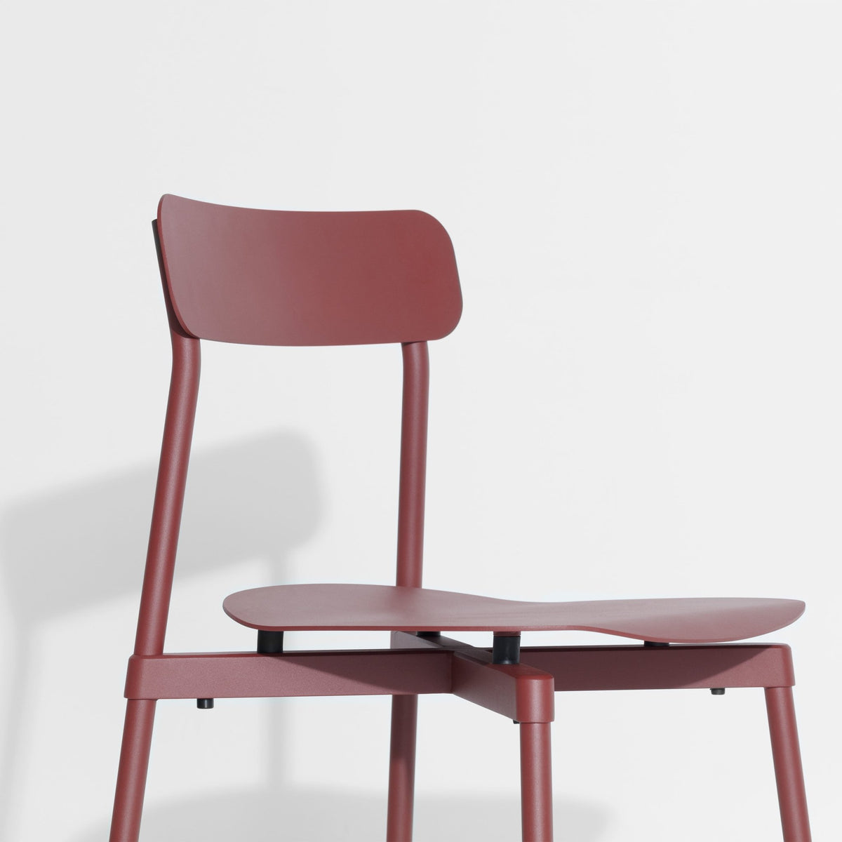 Chaise en métal rouge brun Fromme - Petite Friture - The Cool Republic