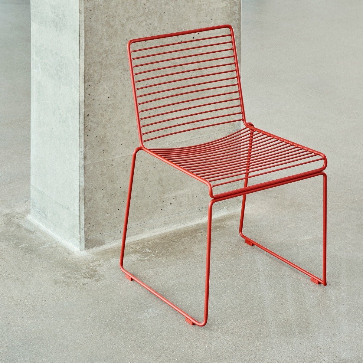 Chaise en métal rouge Hee - HAY - The Cool Republic