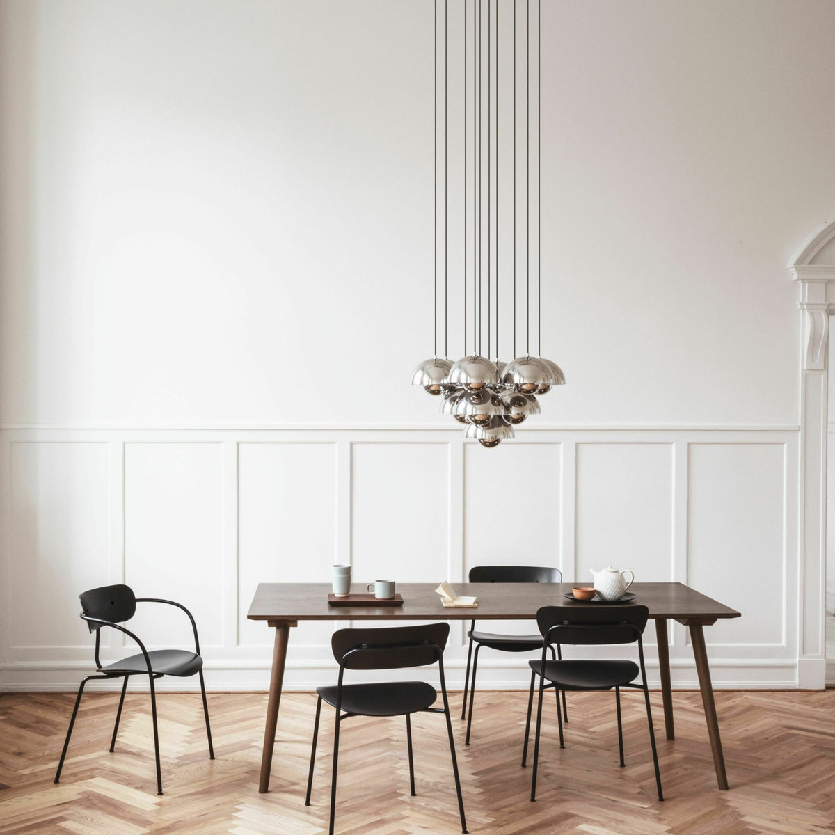 Chaise en noyer et piètement noir AV1 Pavilion - &tradition - The Cool Republic