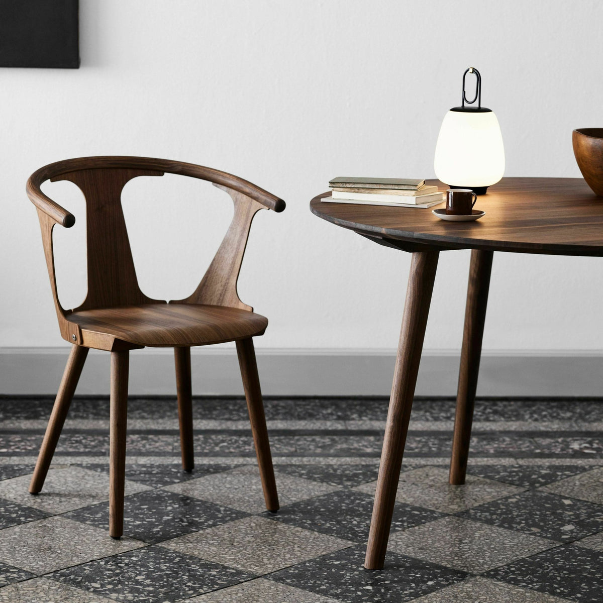 Chaise en noyer huilé SK1 In Between - &tradition - The Cool Republic