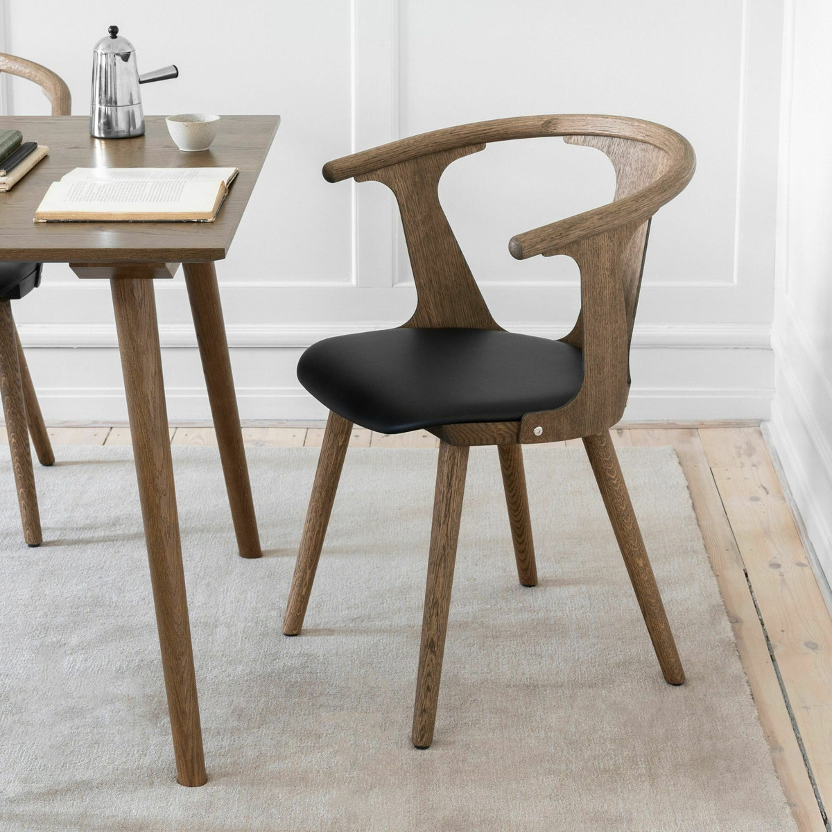 Chaise en noyer laqué et cuir noir SK2 In Between - &tradition - The Cool Republic