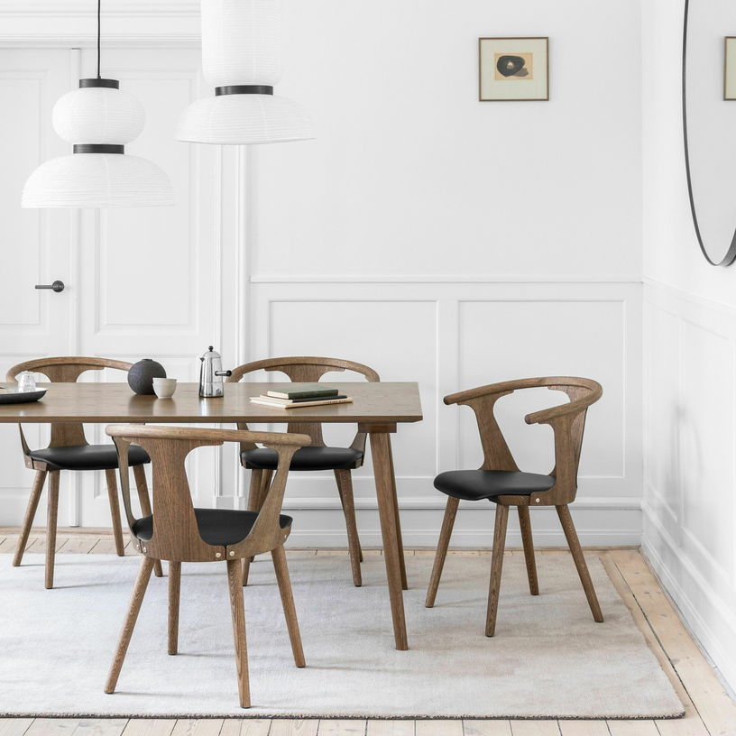 Chaise en noyer laqué et cuir noir SK2 In Between - &tradition - The Cool Republic