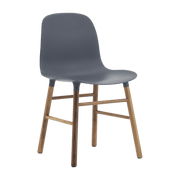 Chaise en noyer naturel et pp bleu Form - Normann Copenhagen - The Cool Republic