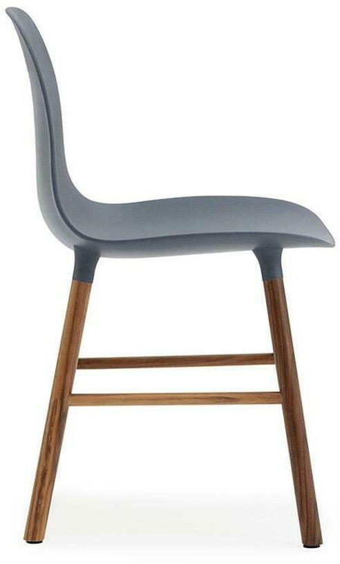 Chaise en noyer naturel et pp bleu Form - Normann Copenhagen - The Cool Republic