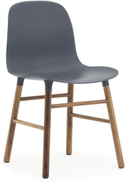 Chaise en noyer naturel et pp bleu Form - Normann Copenhagen - The Cool Republic