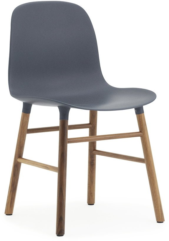 Chaise en noyer naturel et pp bleu Form - Normann Copenhagen - The Cool Republic