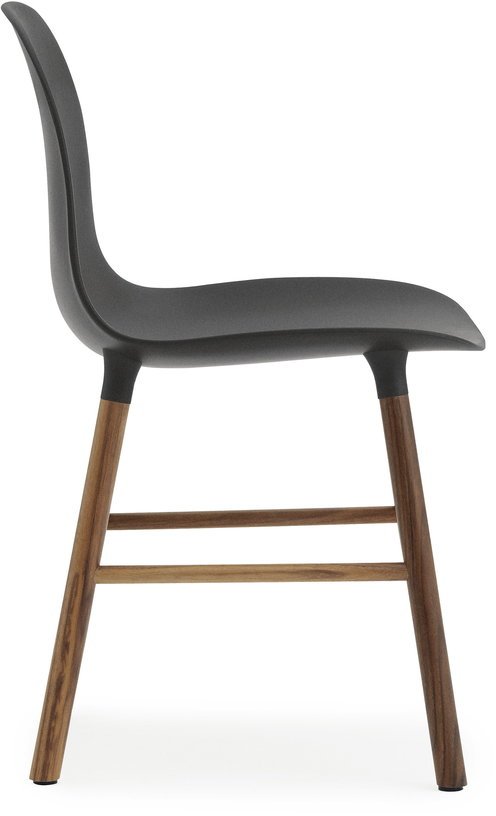 Chaise en noyer naturel et pp noir Form - Normann Copenhagen - The Cool Republic