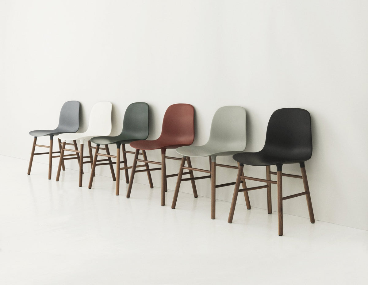 Chaise en noyer naturel et pp rouge Form - Normann Copenhagen - The Cool Republic