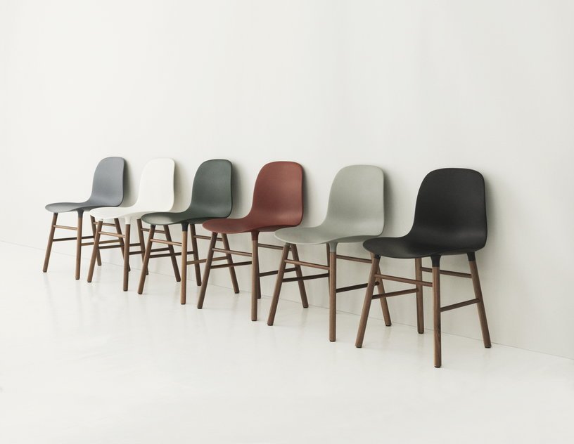 Chaise en noyer naturel et pp vert Form - Normann Copenhagen - The Cool Republic