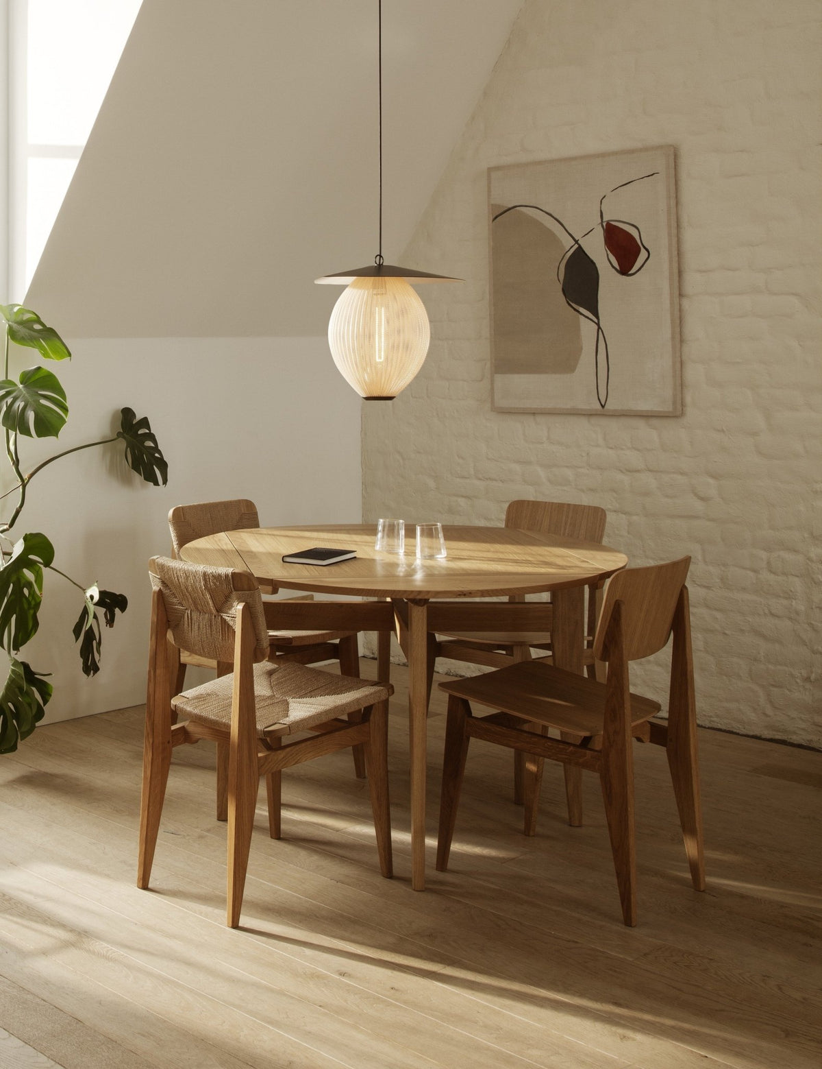 Chaise en papier tissé et bois de noyer C-Chair - Gubi - The Cool Republic