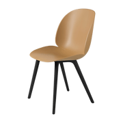 Chaise en plastique ambre et base noire Beetle - Gubi - The Cool Republic