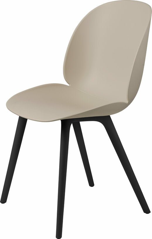 Chaise en plastique beige et base noire Beetle - Gubi - The Cool Republic