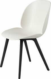 Chaise en plastique blanc et base noire Beetle - Gubi - The Cool Republic