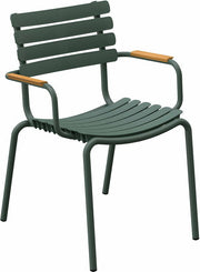 Chaise en plastique recyclé aluminium vert olive et accoudoirs en bambou Reclips - Houe - The Cool Republic