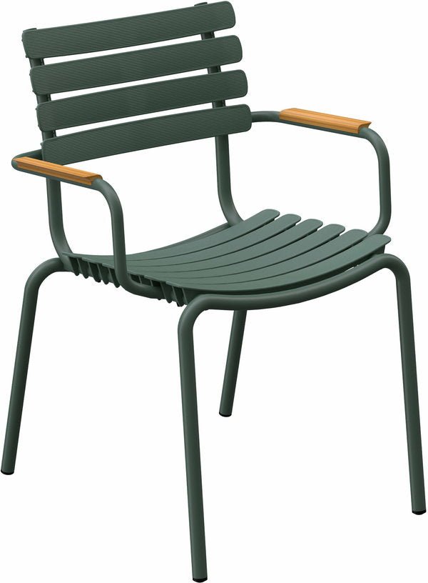 Chaise en plastique recyclé aluminium vert olive et accoudoirs en bambou Reclips - Houe - The Cool Republic
