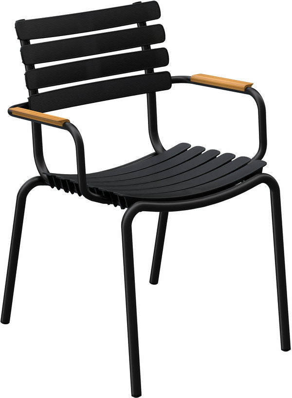 Chaise en plastique recyclé, aluminiumm noire et accoudoirs en bambou Reclips - Houe - The Cool Republic