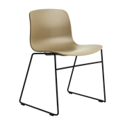 Chaise en plastique recyclé argile et pieds noirs AAC 08 2.0 - HAY - The Cool Republic