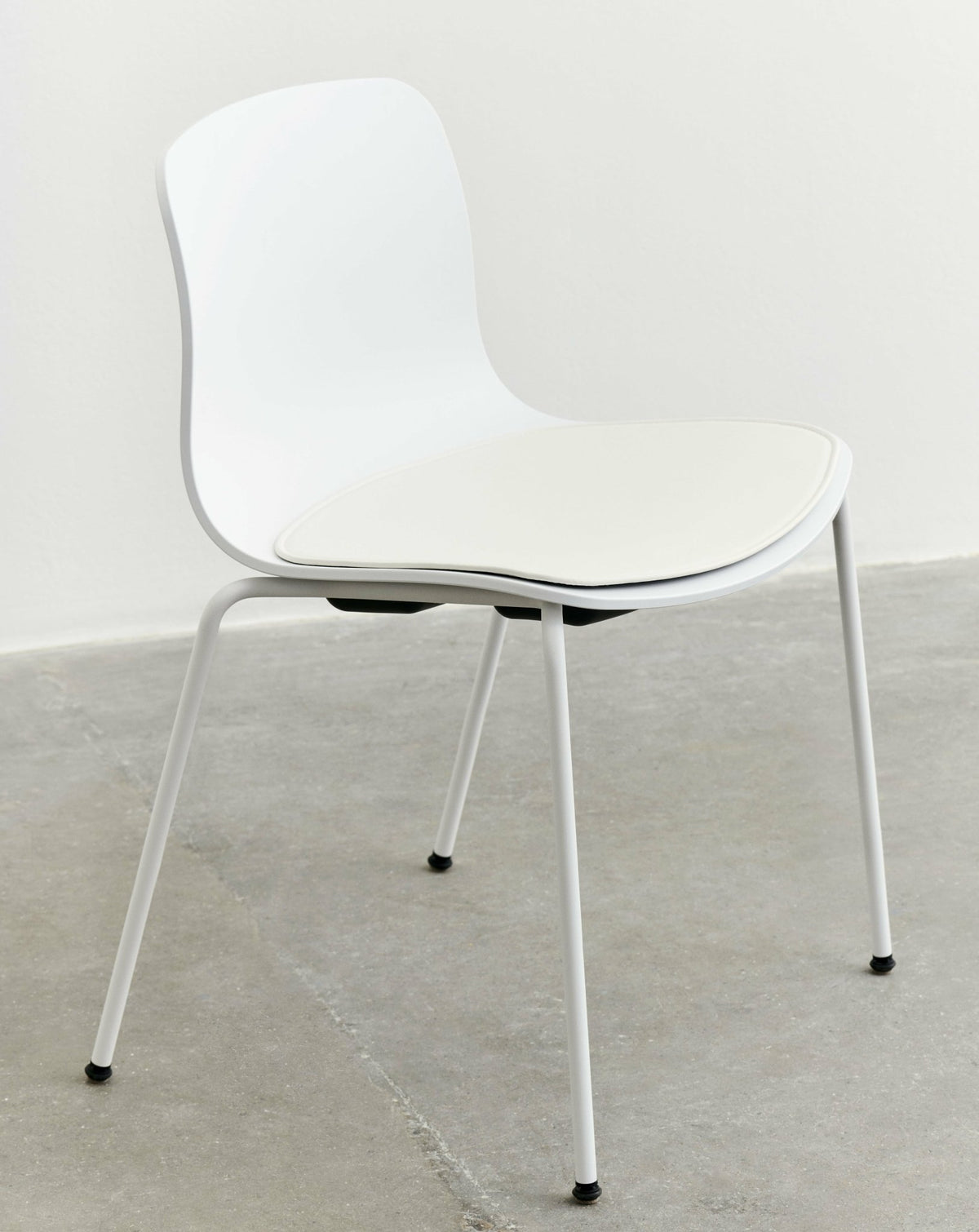 Chaise en plastique recyclé blanc et pieds en acier blanc AAC 16 2.0 - HAY - The Cool Republic