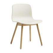 Chaise en plastique recyclé crème et pieds en chêne AAC 12 2.0 - HAY - The Cool Republic