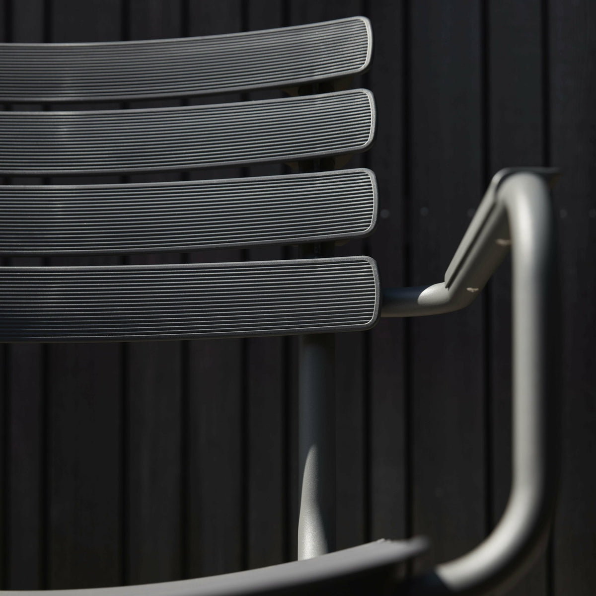 Chaise en plastique recyclé et aluminium bleu ciel Reclips - Houe - The Cool Republic