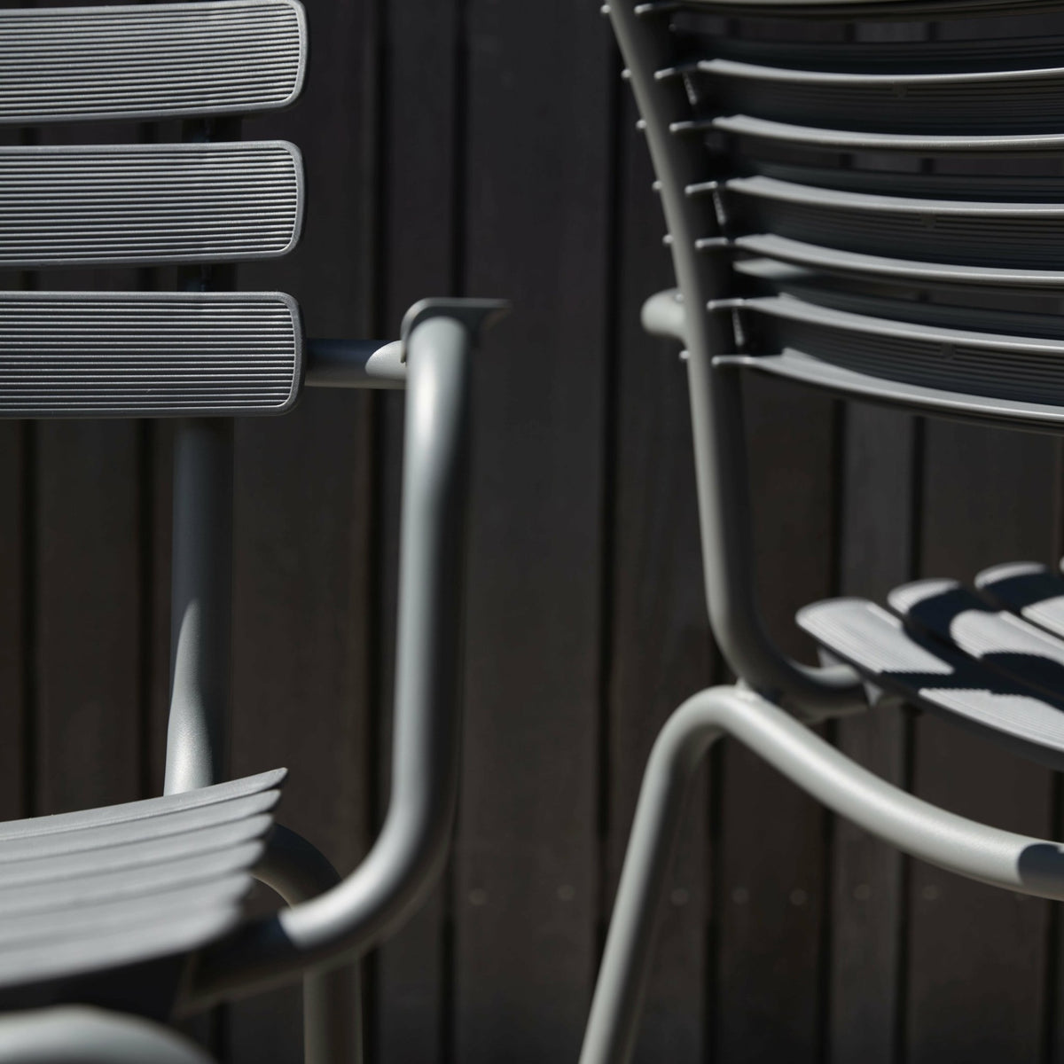 Chaise en plastique recyclé et aluminium noire Reclips - Houe - The Cool Republic