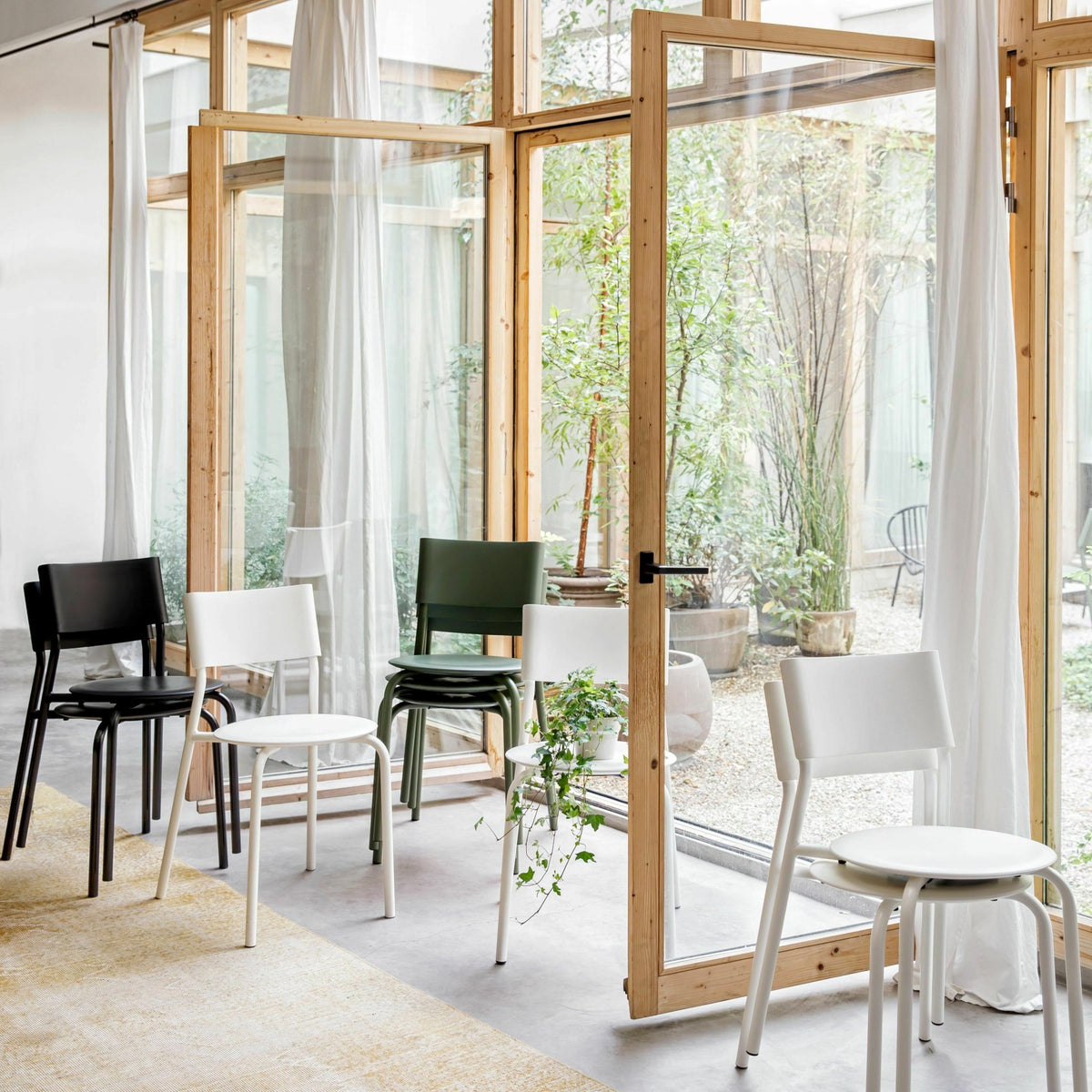 Chaise en plastique recyclé noire SSDr - TIPTOE - The Cool Republic